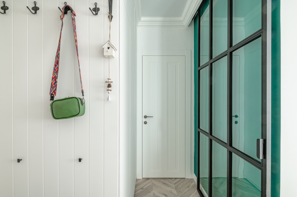 Стильный дизайн: маленькая входная дверь в скандинавском стиле с белыми стенами, полом из керамогранита, одностворчатой входной дверью, коричневой входной дверью и бежевым полом для на участке и в саду - последний тренд
