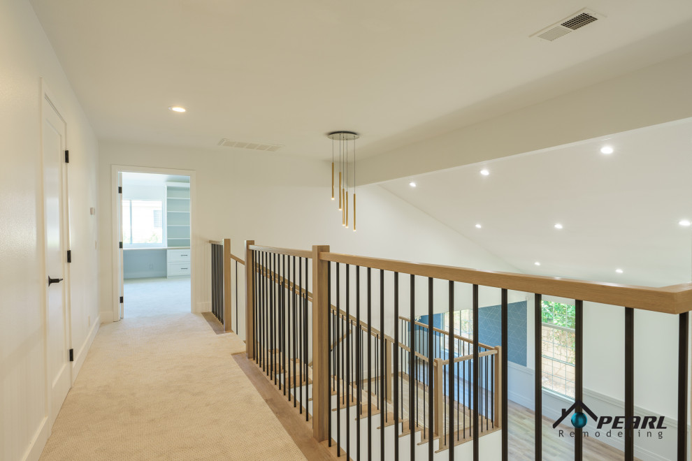 Источник вдохновения для домашнего уюта: большой коридор в стиле модернизм с бежевыми стенами, ковровым покрытием, бежевым полом и балками на потолке