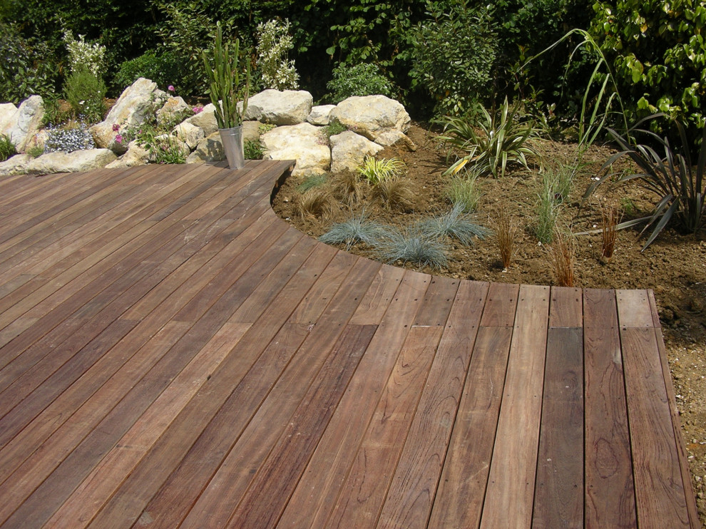 Aménagement autour d'une piscine avec terrasse en bois exotique