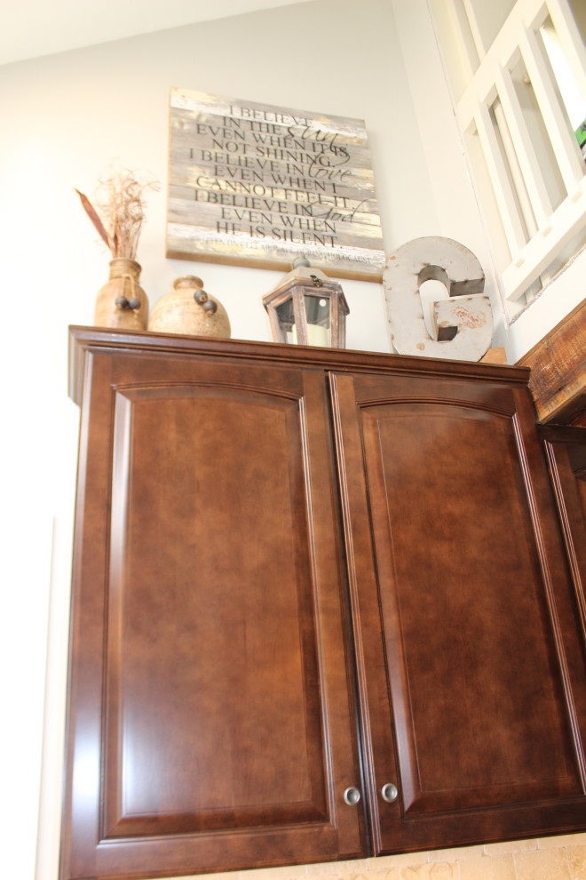 Kitchen - rustic kitchen idea in Richmond