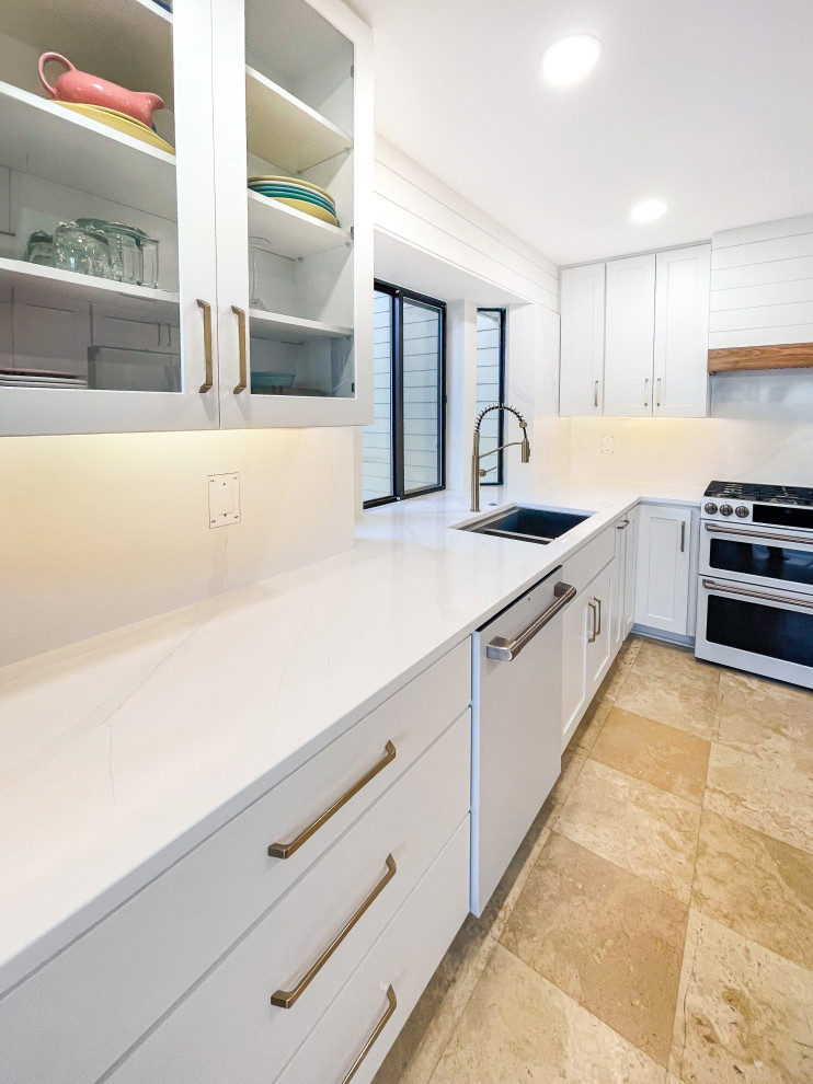 Inspiration for a l-shaped kitchen remodel with shaker cabinets