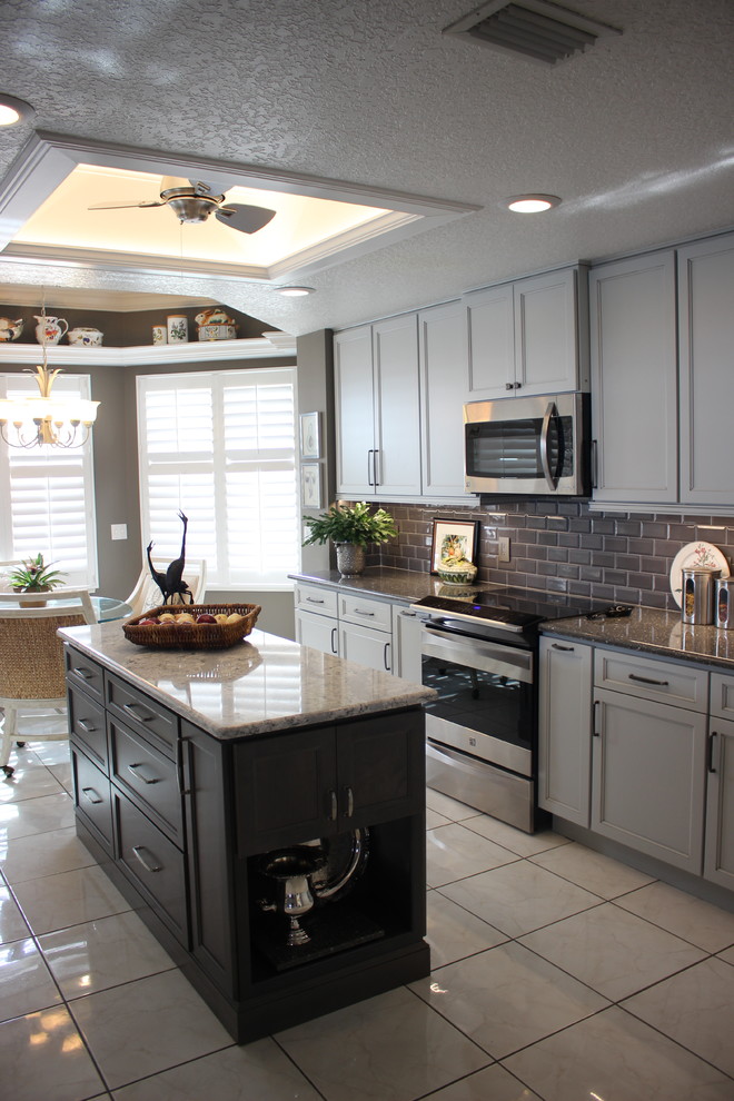Inspiration for a mid-sized contemporary kitchen in Orlando.