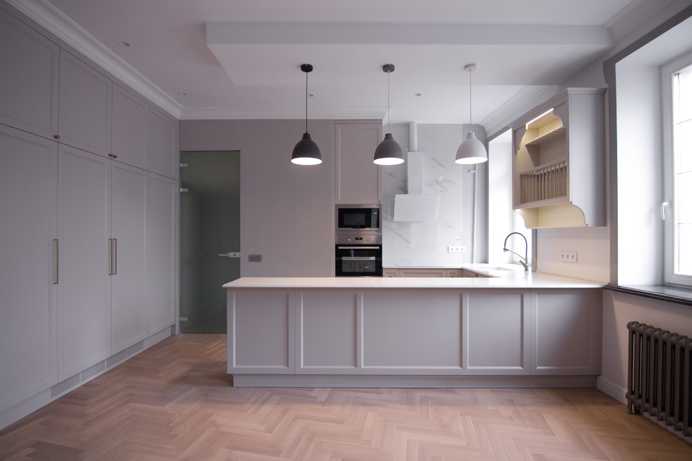 П-образная кухня с барной стойкой в сером цвете