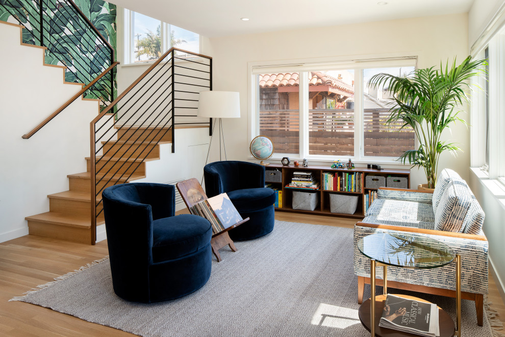 Immagine di un soggiorno minimalista di medie dimensioni con pavimento in legno massello medio e pavimento marrone