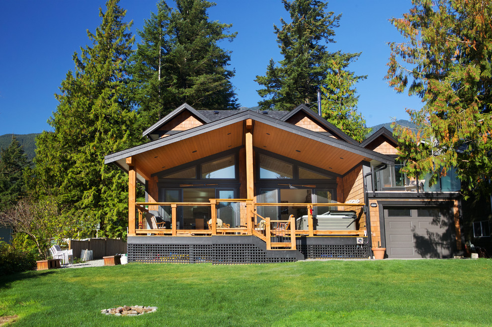 Inspiration for a mid-sized country deck in Vancouver with an outdoor shower and a roof extension.