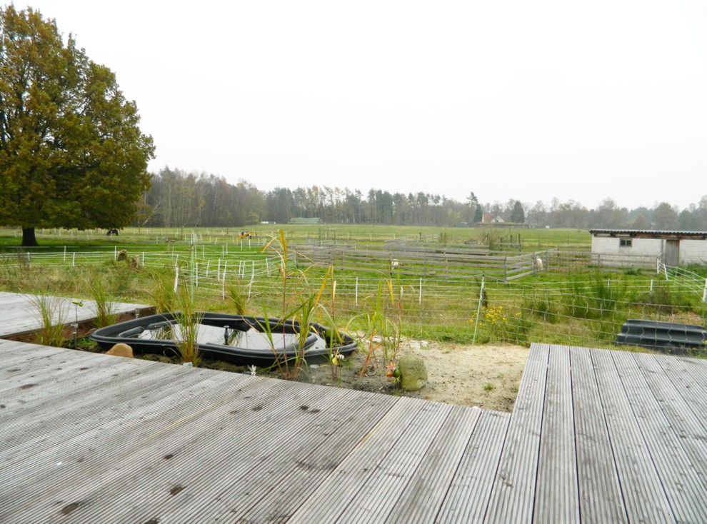 Große Landhausstil Terrasse in Hannover