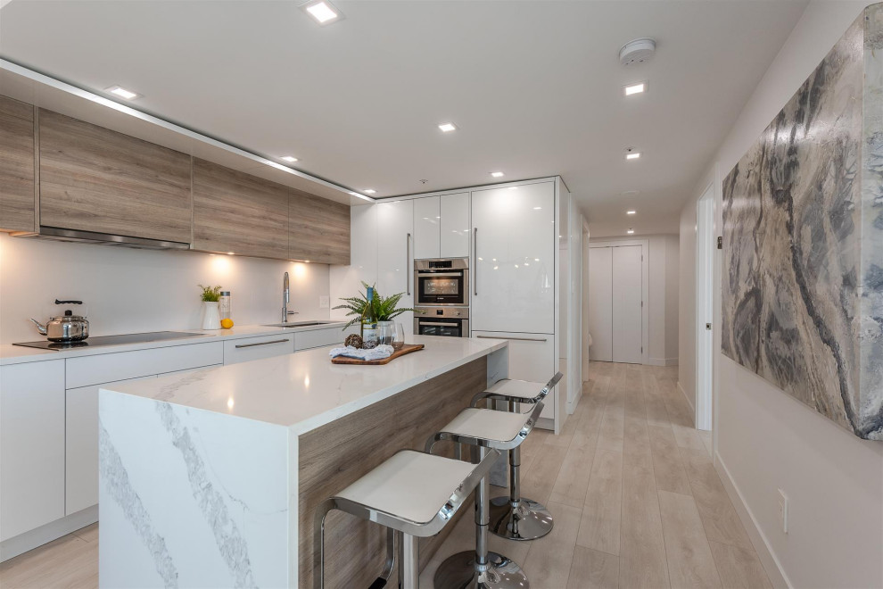 Kitchen - kitchen idea in Vancouver