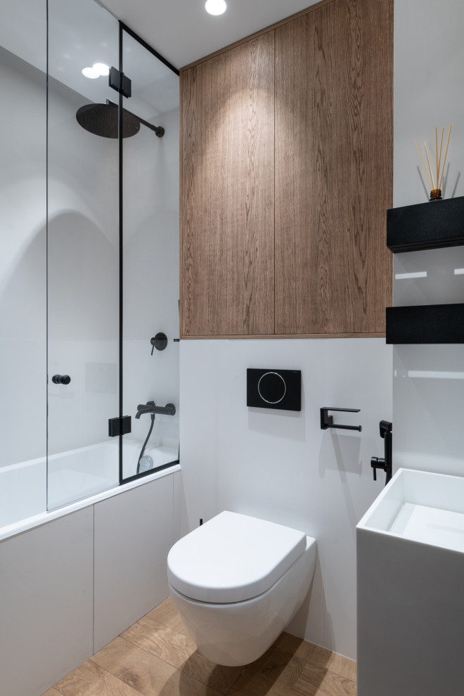 Свежая идея для дизайна: маленькая главная ванная комната в современном стиле с плоскими фасадами, белой плиткой, тумбой под одну раковину и подвесной тумбой для на участке и в саду - отличное фото интерьера