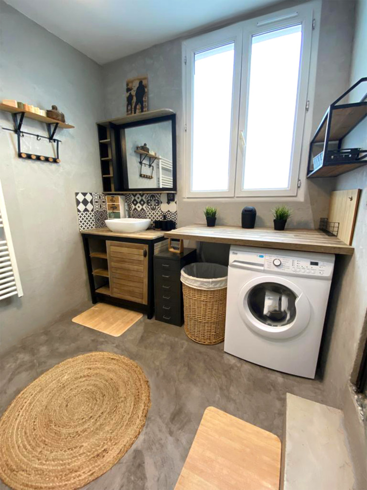 Inspiration for a tropical laundry room remodel in Paris