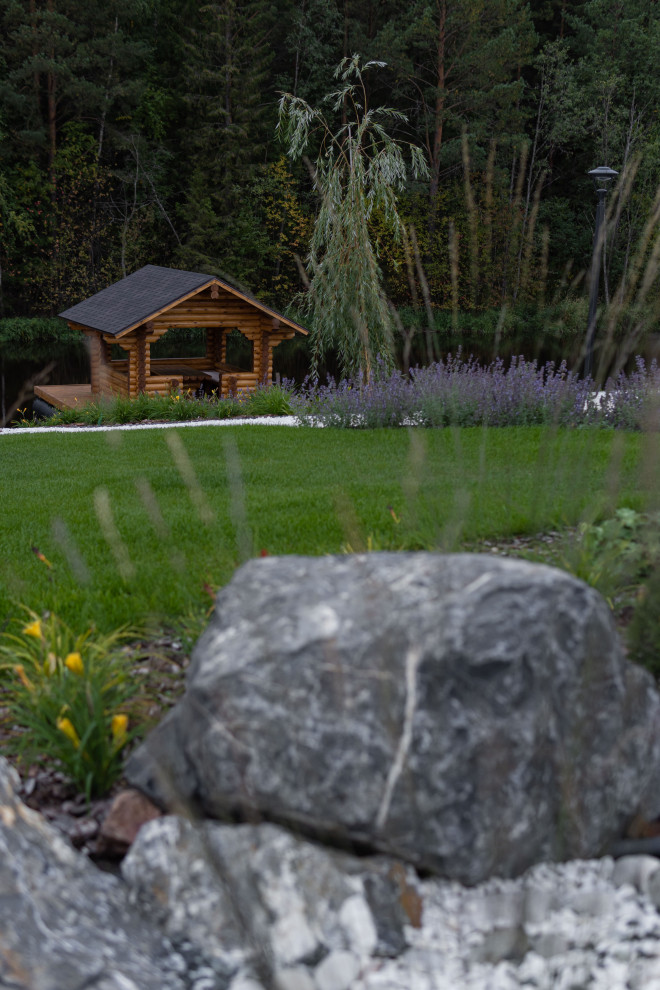 На берегу очень тихой реки