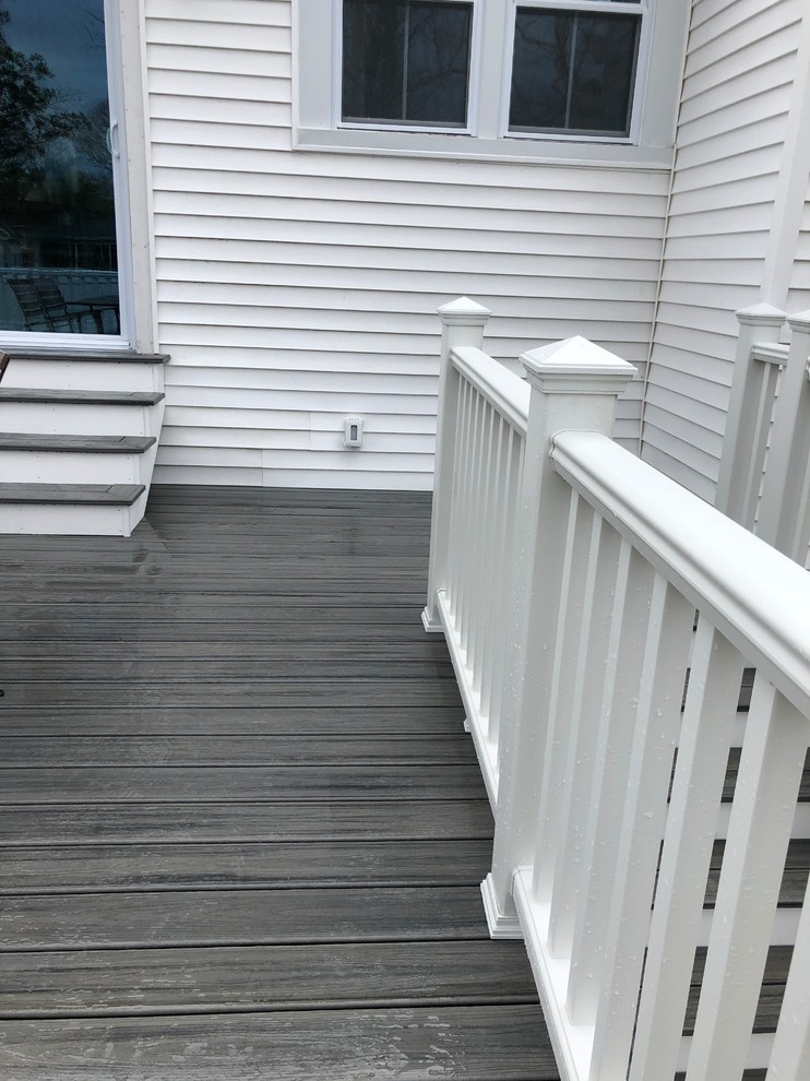 Example of a transitional deck design in New York