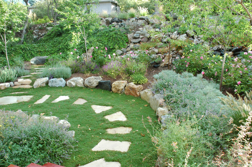 Photo of a mid-sized traditional front yard partial sun xeriscape for summer in Salt Lake City with natural stone pavers.
