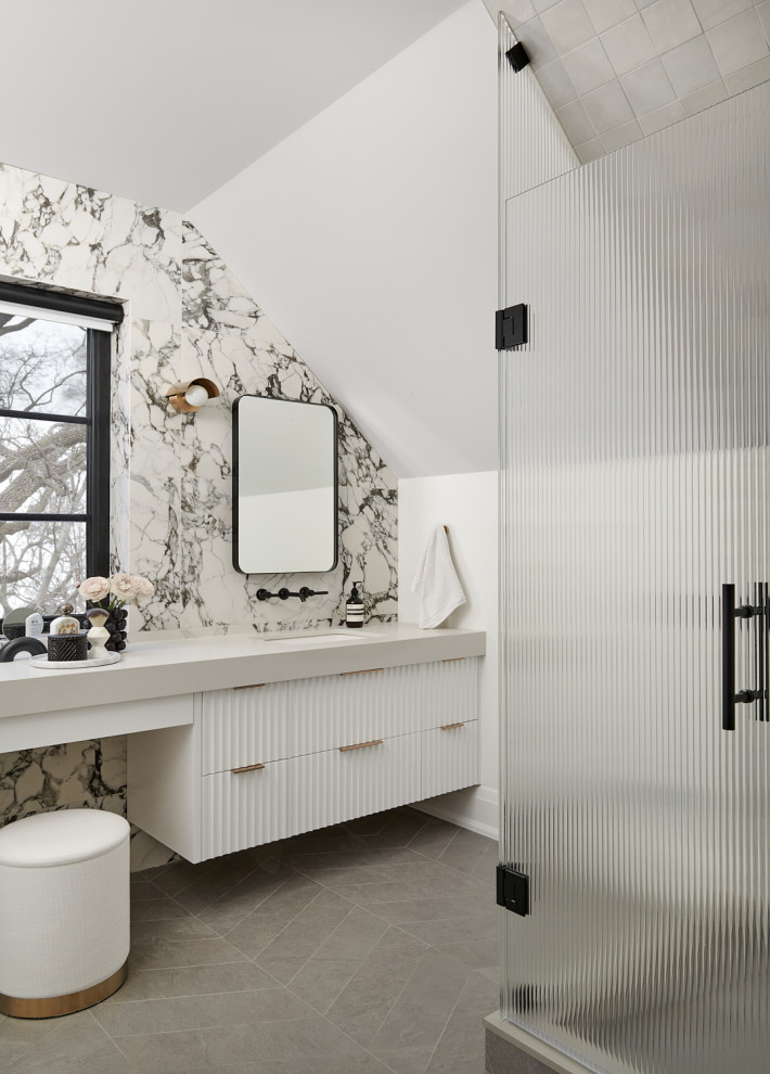 Immagine di una stanza da bagno chic con ante lisce, ante bianche, doccia ad angolo, pareti bianche, lavabo sottopiano, pavimento grigio, top grigio, due lavabi e mobile bagno sospeso