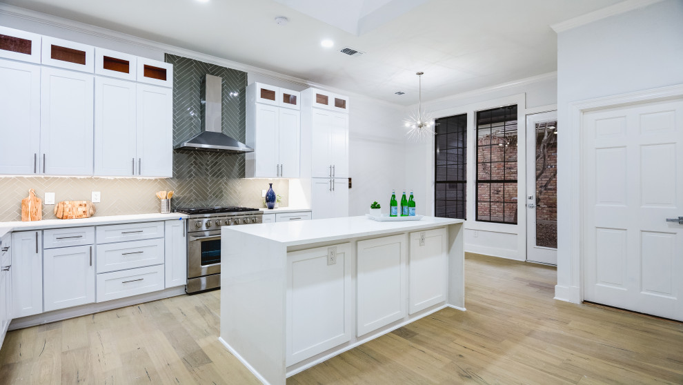 Example of a classic kitchen design in Dallas