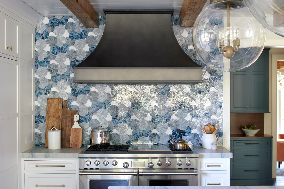 フィラデルフィアにある広いおしゃれなキッチン (エプロンフロントシンク、落し込みパネル扉のキャビネット、白いキャビネット、珪岩カウンター、青いキッチンパネル、ガラスタイルのキッチンパネル、パネルと同色の調理設備、スレートの床、グレーの床、青いキッチンカウンター、表し梁) の写真