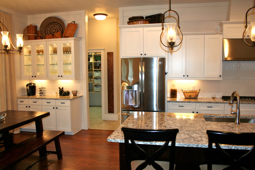 This is an example of a country kitchen in Miami.