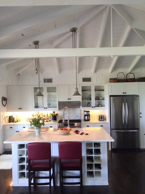 Eat-in kitchen - mid-sized transitional l-shaped dark wood floor and brown floor eat-in kitchen idea in Tampa with a farmhouse sink, shaker cabinets, white cabinets, marble countertops, gray backsplash, stone slab backsplash, stainless steel appliances and an island