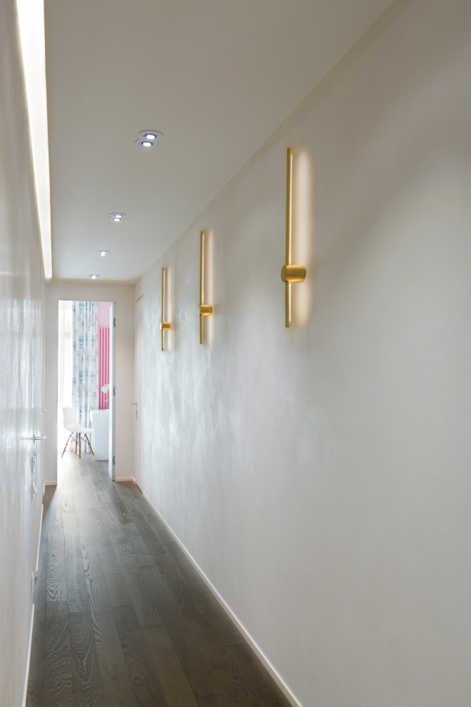 Пример оригинального дизайна: узкий коридор среднего размера в современном стиле с бежевыми стенами, паркетным полом среднего тона, коричневым полом и любой отделкой стен