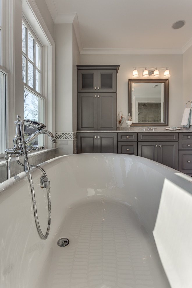 Идея дизайна: ванная комната в стиле неоклассика (современная классика) с серыми фасадами, отдельно стоящей ванной, врезной раковиной и мраморной столешницей