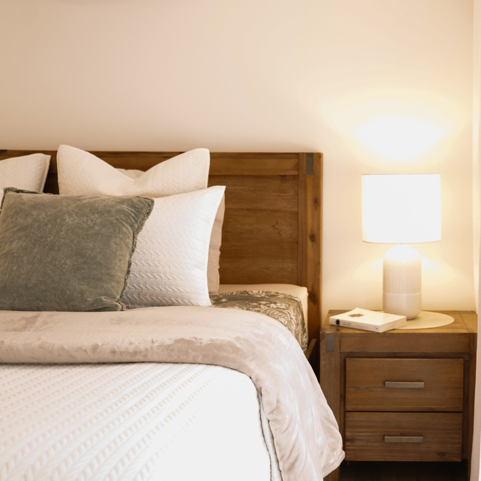 Beach style bedroom in Gold Coast - Tweed.