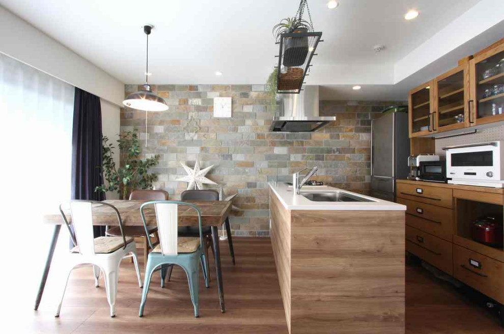 Aménagement d'une salle à manger ouverte sur la cuisine moderne de taille moyenne avec un mur marron, un sol en bois brun, un sol marron, un plafond en papier peint et un mur en parement de brique.