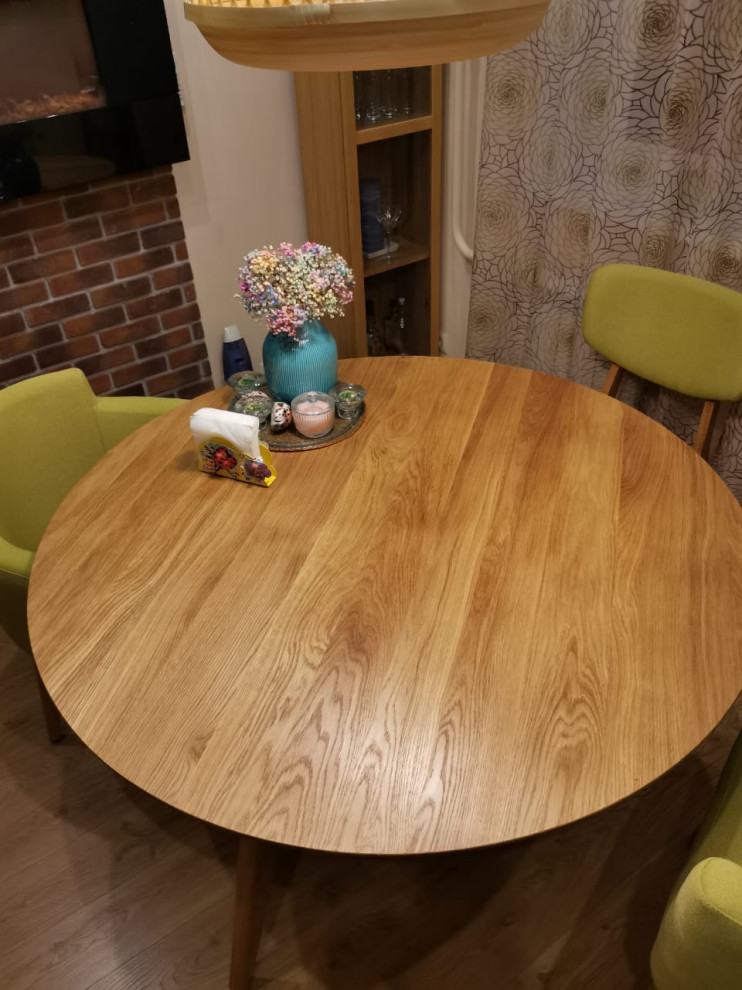 Круглый обеденный стол в скандинавском стиле