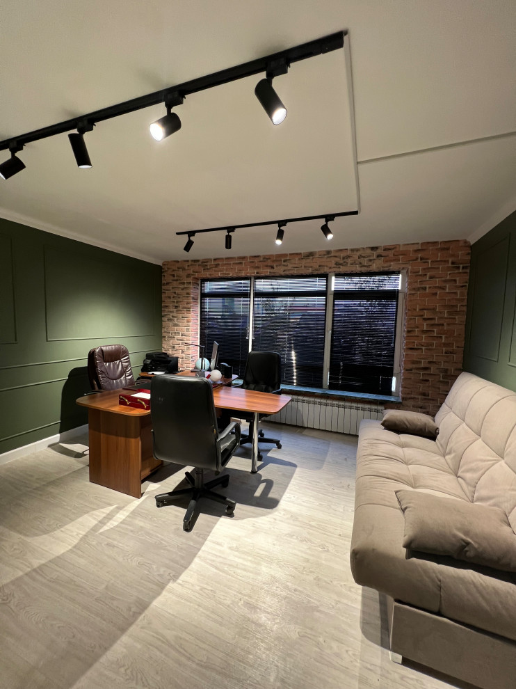 Modelo de sala de manualidades contemporánea de tamaño medio sin chimenea con paredes verdes, suelo de linóleo, escritorio independiente, suelo beige y ladrillo