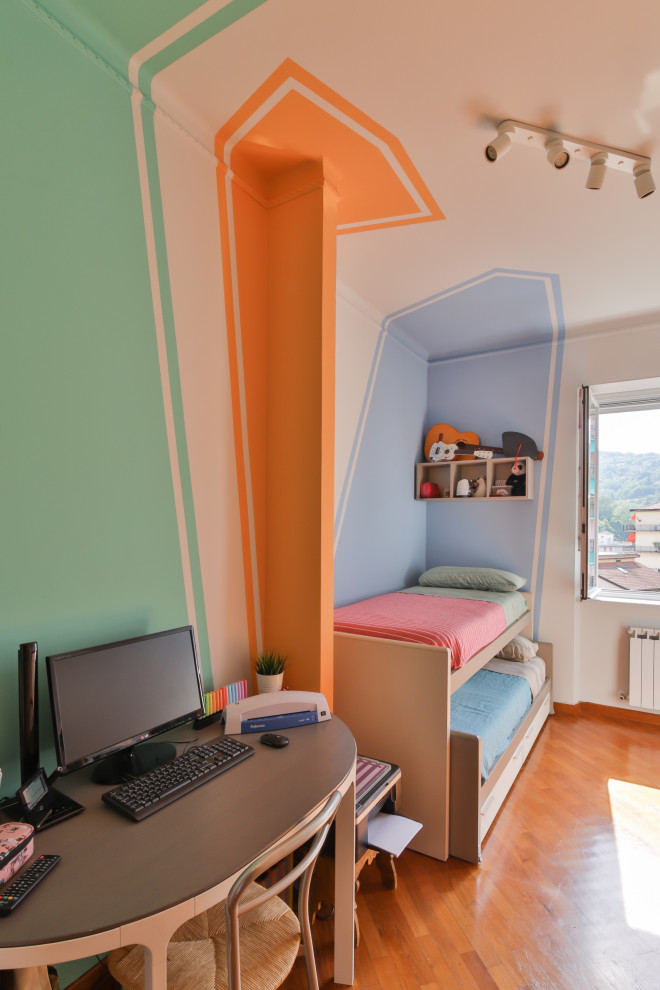 Exempel på ett mellanstort modernt könsneutralt tonårsrum kombinerat med sovrum, med orange väggar, ljust trägolv och brunt golv