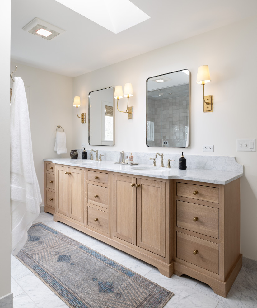 Großes Klassisches Badezimmer En Suite mit hellen Holzschränken, weißer Wandfarbe, weißem Boden, weißer Waschtischplatte und Doppelwaschbecken in Detroit