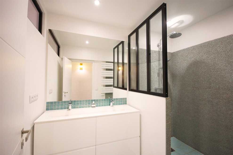 This is an example of a contemporary bathroom in Paris.