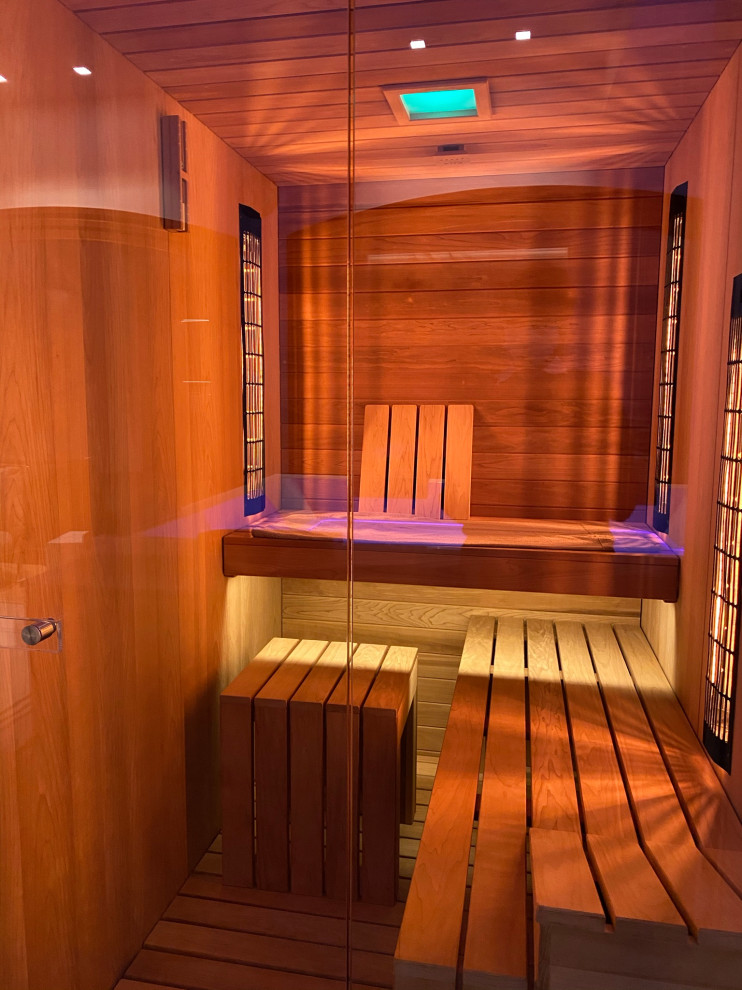 Foto de cuarto de baño blanco rústico grande con armarios tipo vitrina, puertas de armario de madera clara, jacuzzi, paredes beige, suelo de ladrillo, suelo naranja y papel pintado