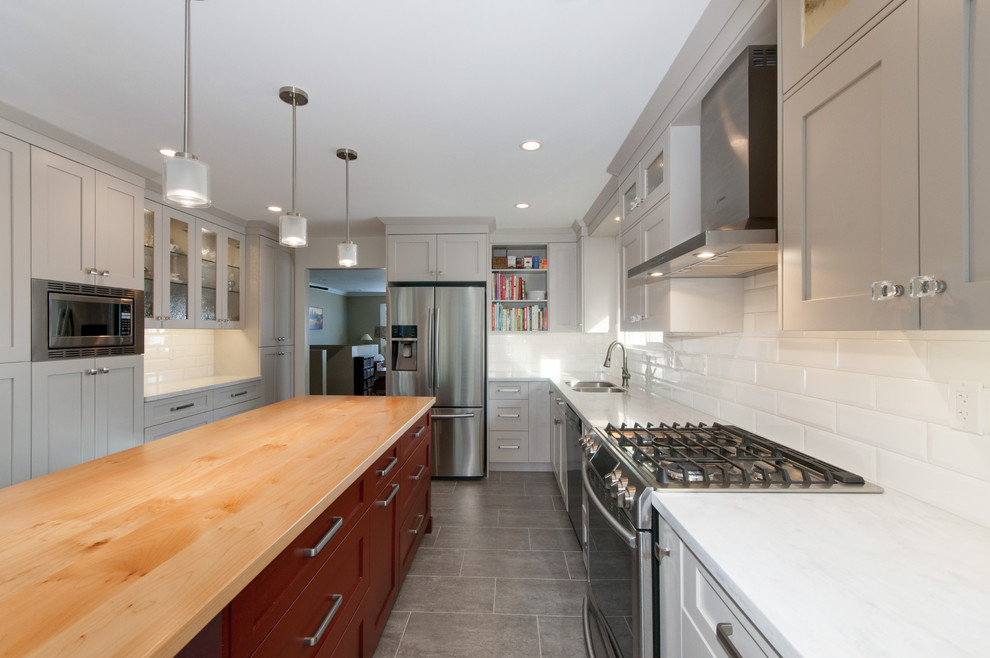 Kitchen - transitional kitchen idea in Vancouver