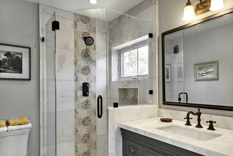 Idéer för att renovera ett mellanstort vintage vit vitt badrum med dusch, med luckor med profilerade fronter, grå skåp, en hörndusch, en toalettstol med separat cisternkåpa, vit kakel, marmorkakel, grå väggar, marmorgolv, ett undermonterad handfat, marmorbänkskiva, vitt golv och dusch med gångjärnsdörr