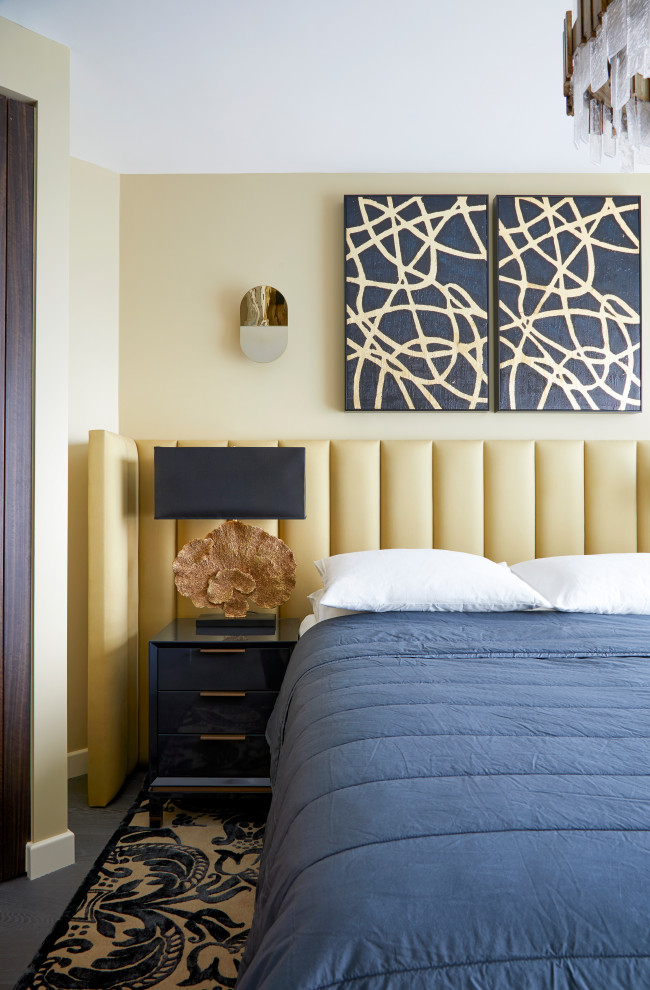 Mittelgroßes Modernes Hauptschlafzimmer mit gelber Wandfarbe, dunklem Holzboden, grauem Boden und Ziegelwänden in London