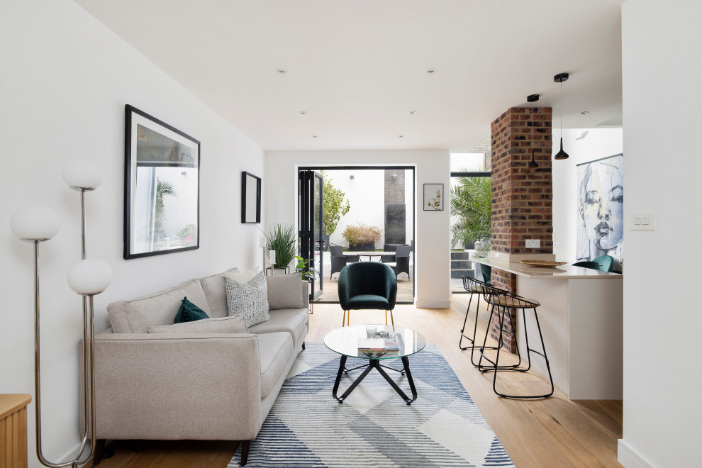 Источник вдохновения для домашнего уюта: гостиная комната среднего размера в современном стиле с белыми стенами и светлым паркетным полом