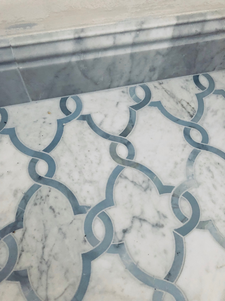 Foto di una stanza da bagno con doccia tradizionale di medie dimensioni con doccia alcova, bidè, piastrelle blu, piastrelle di marmo, pareti blu, pavimento in marmo, lavabo sottopiano, top in marmo, pavimento blu, top bianco, un lavabo e mobile bagno freestanding