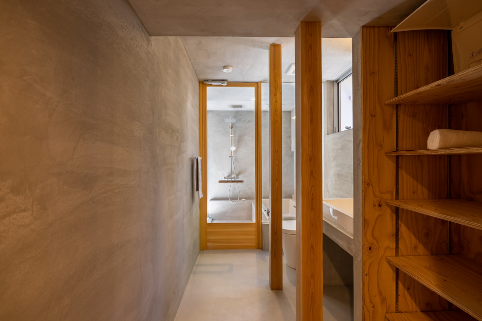 Пример оригинального дизайна: главная ванная комната среднего размера в стиле модернизм с открытыми фасадами, серыми фасадами, накладной ванной, двойным душем, унитазом-моноблоком, серой плиткой, серыми стенами, бетонным полом, настольной раковиной, столешницей из бетона, серым полом, душем с распашными дверями, серой столешницей, окном, тумбой под одну раковину и встроенной тумбой