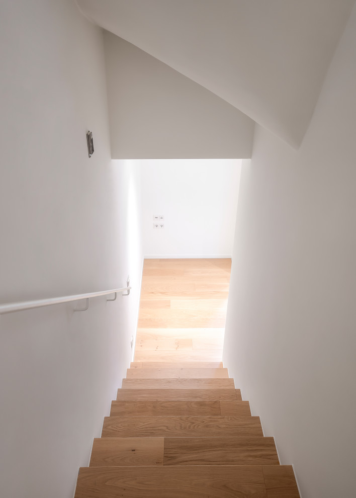 Holztreppe With Holz-Setzstufen and Stahlgeländer in Essen