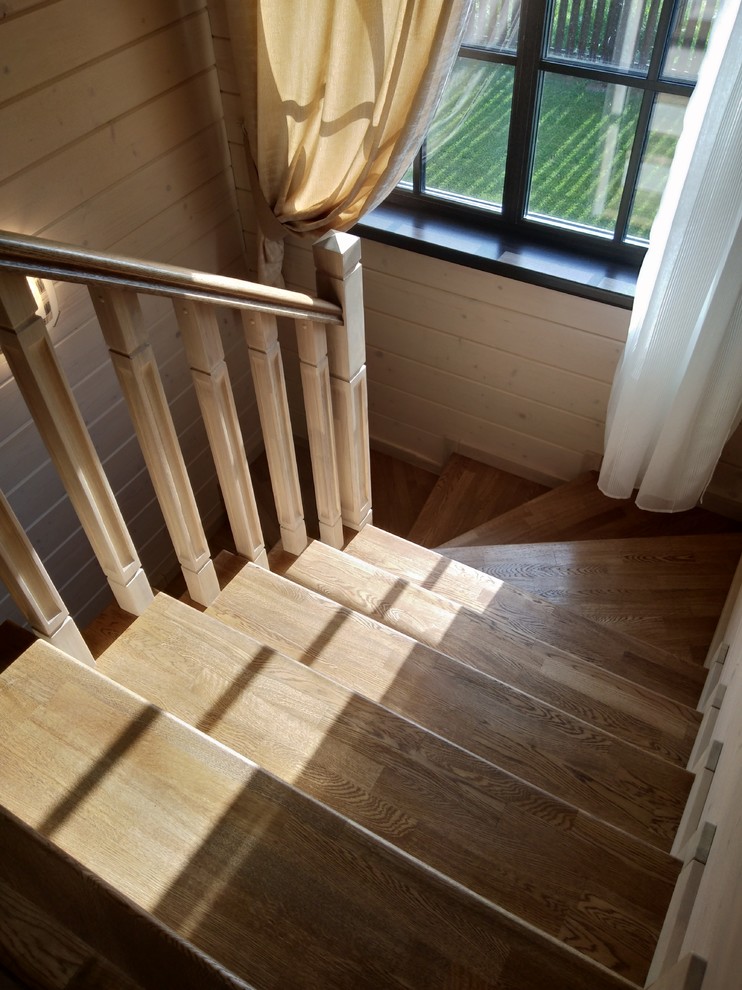 Лестница из дуба в дом из бруса