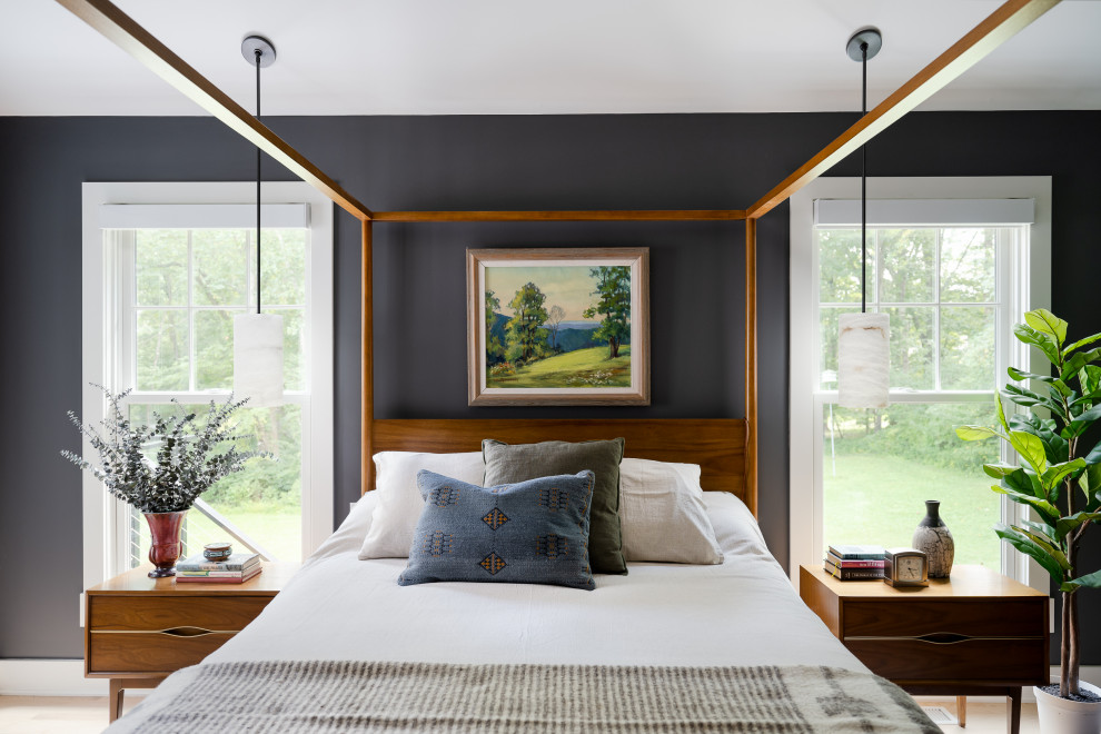 Idéer för stora vintage sovrum, med svarta väggar och mellanmörkt trägolv
