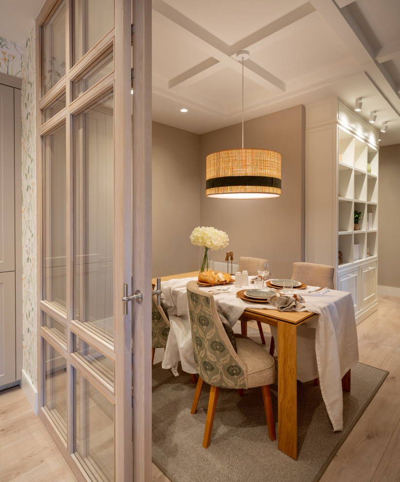 Ejemplo de comedor tradicional renovado de tamaño medio abierto sin chimenea con paredes grises, suelo laminado, suelo marrón, bandeja y papel pintado