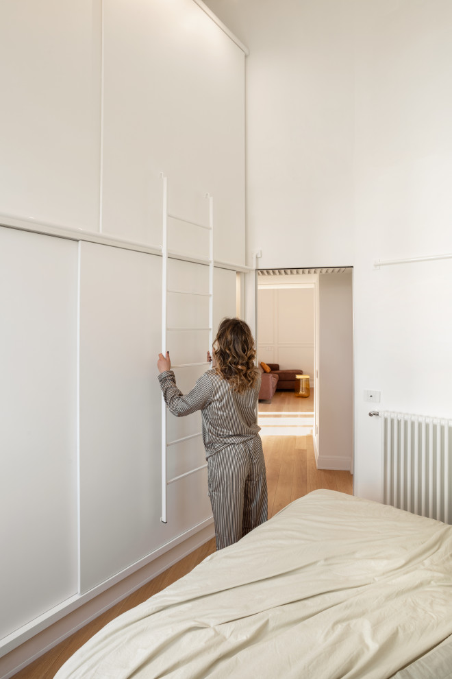 Idées déco pour une chambre parentale scandinave avec un mur blanc et parquet clair.