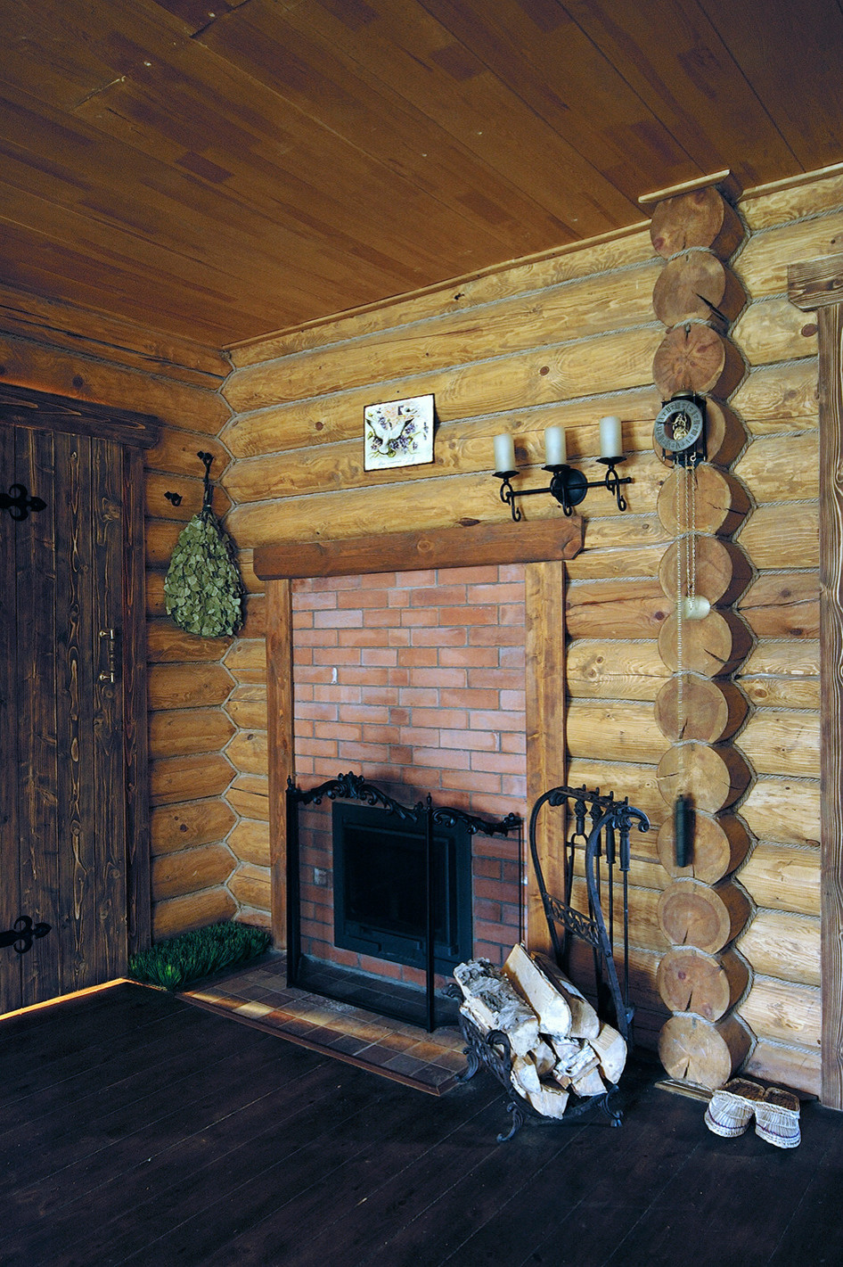 Интерьер бани из бревна