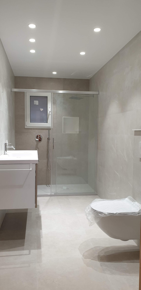 Cette photo montre une salle de bain principale et grise et blanche tendance de taille moyenne avec un placard à porte plane, des portes de placard blanches, une douche à l'italienne, WC séparés, un carrelage gris, un mur gris, un sol en carrelage de porcelaine, un lavabo intégré, un plan de toilette en quartz modifié, un sol gris, une cabine de douche à porte coulissante, un plan de toilette blanc, une niche, meuble simple vasque et meuble-lavabo suspendu.