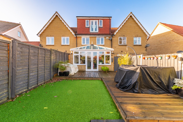 Bedroom with Built-in Wardrobe: Optimising Space on Your Loft Conversion contemporary-exterior