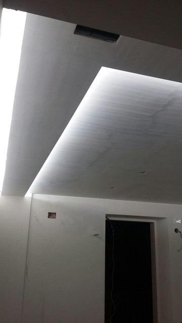 Immagine di un grande soggiorno minimalista aperto con pavimento in gres porcellanato