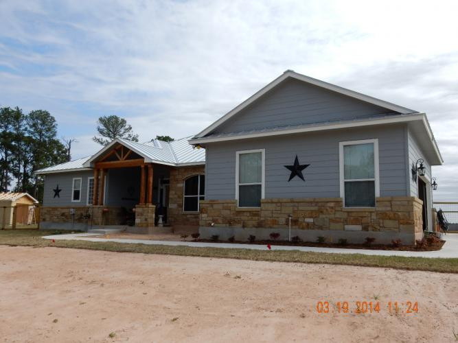 Example of a transitional home design design in Austin