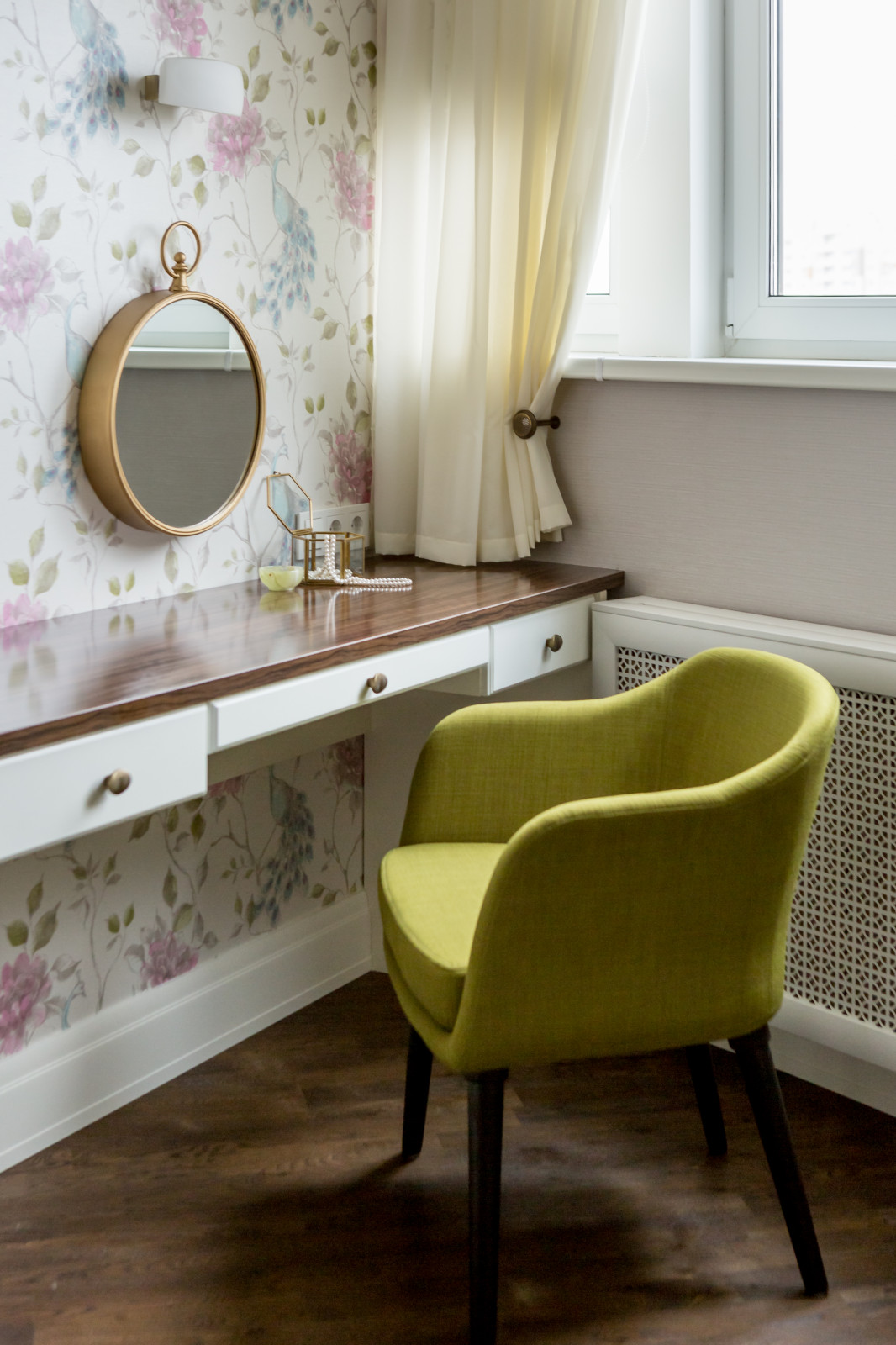 Белое, черное и яркие тона - реализованный проект квартиры в Москве.