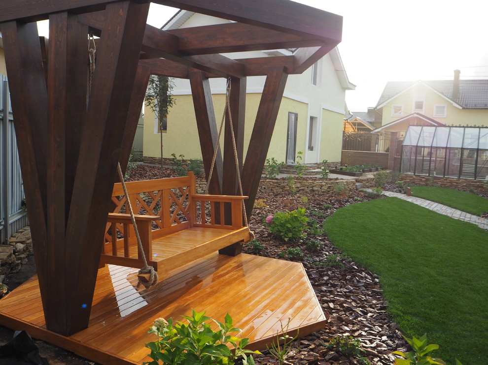 Натуральное дерево в саду