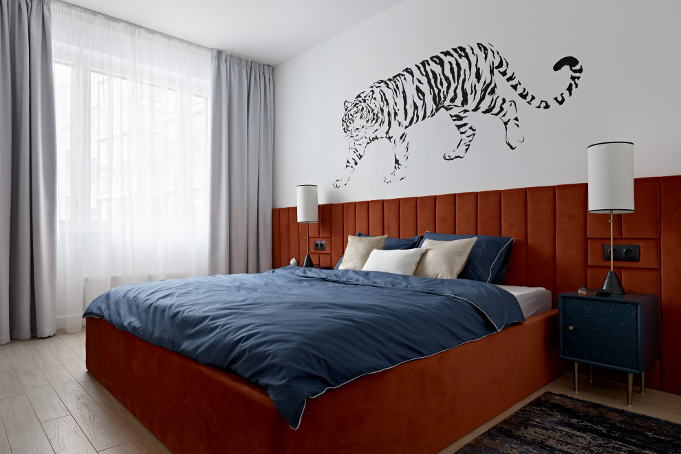 На фото: спальня среднего размера в скандинавском стиле с белыми стенами, паркетным полом среднего тона, коричневым полом и акцентной стеной с
